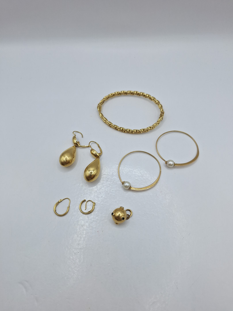 Vari oggetti in oro pietre