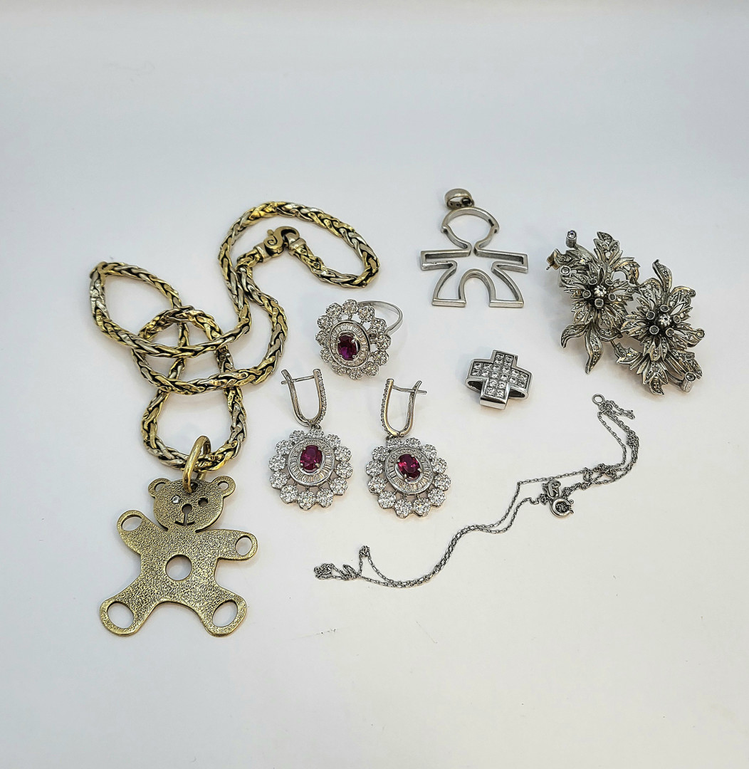 Vari oggetti oro argento diamanti pietre