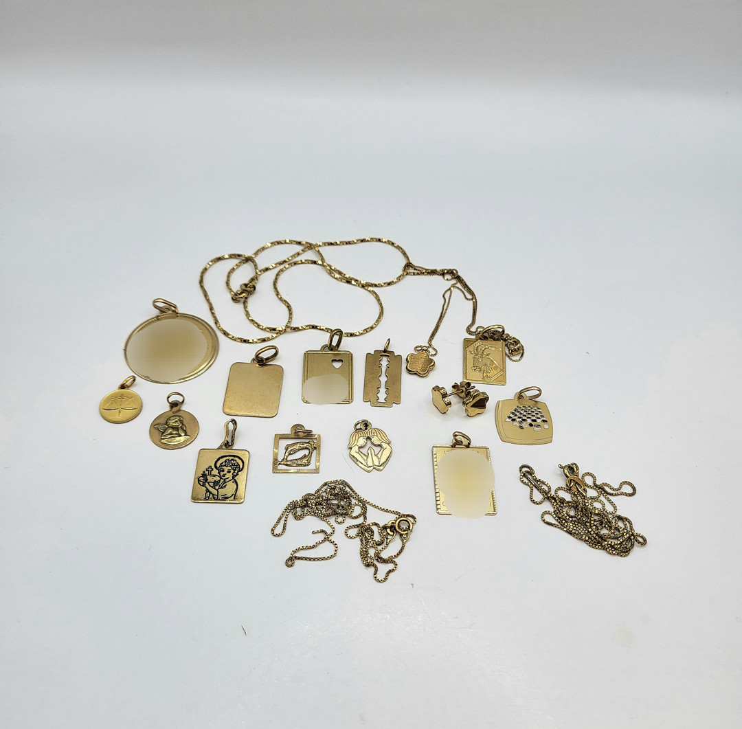 Vari oggetti oro smalti