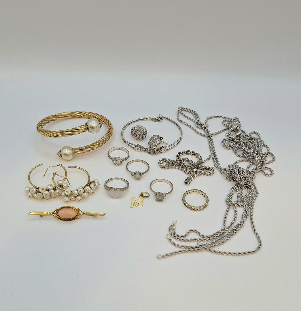 Vari oggetti in oro corallo perline pietre