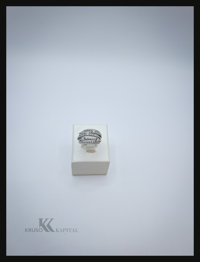 Anello a firma Damiani in oro con diamanti