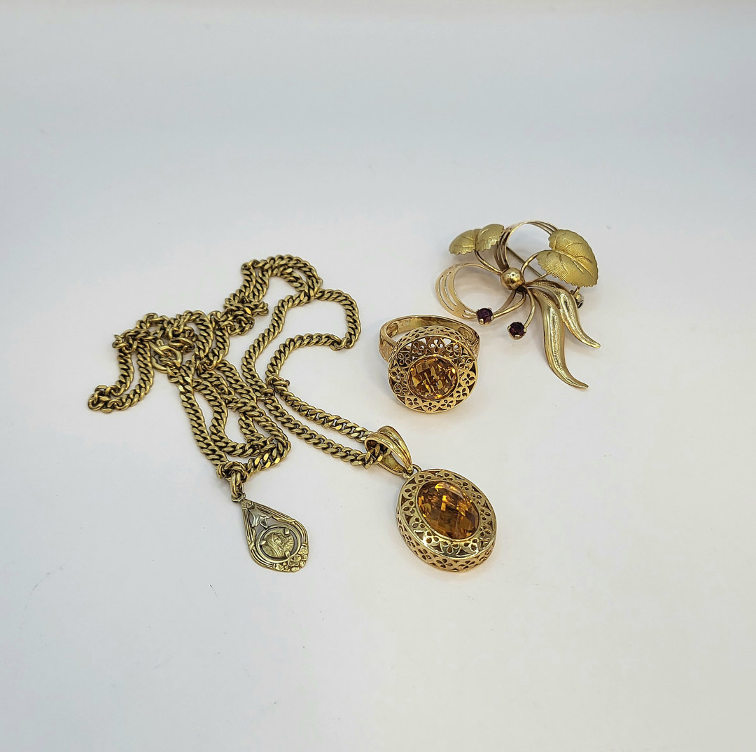 Vari oggetti in ro pietre 