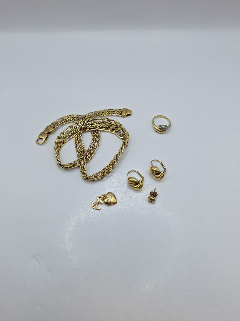 Vari oggetti in oro pietre diamantino