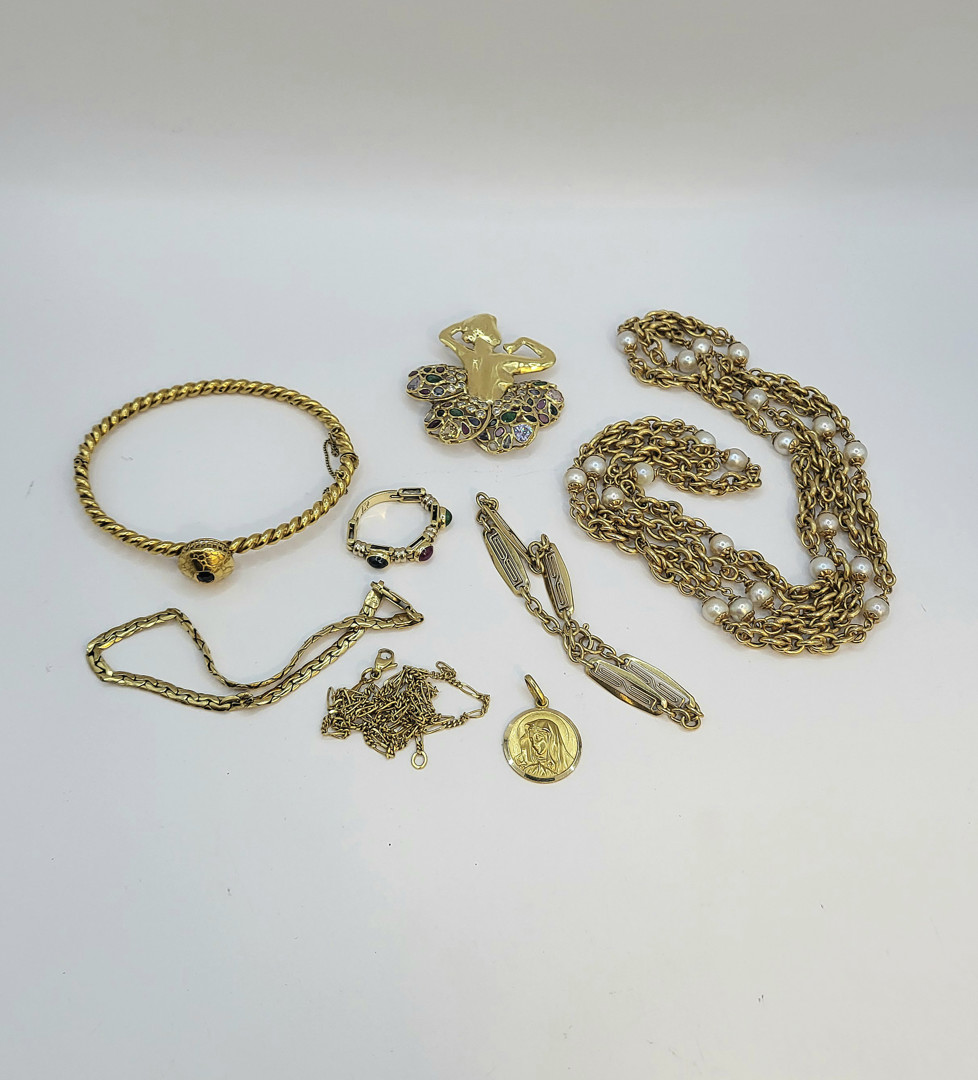 Vari oggetti in oro pietre