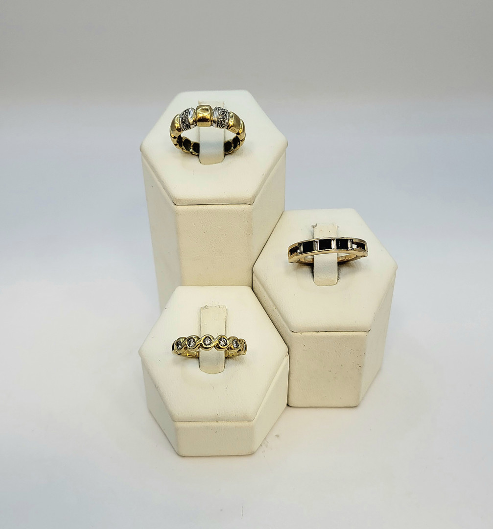 Tre anelli oro pietre diamantini