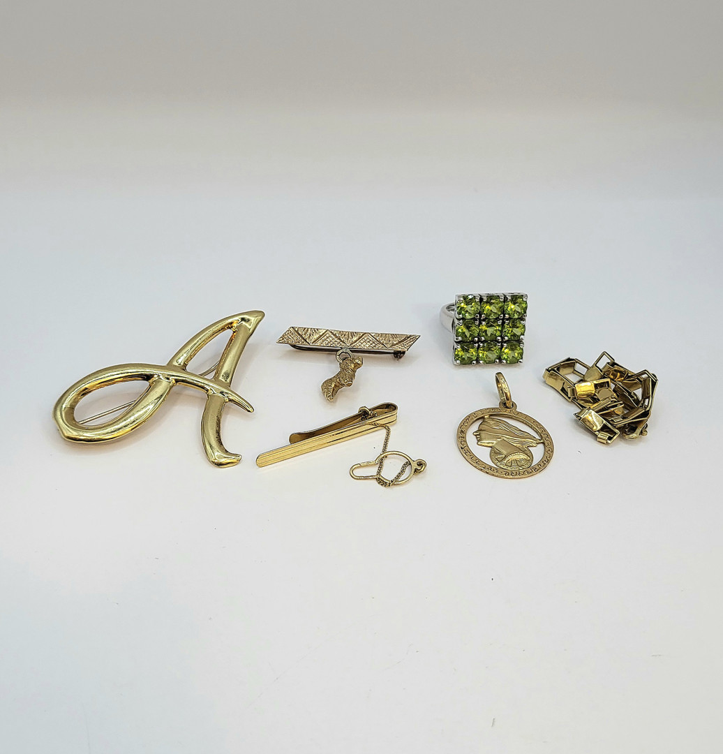 Vari oggetti oro pietre 