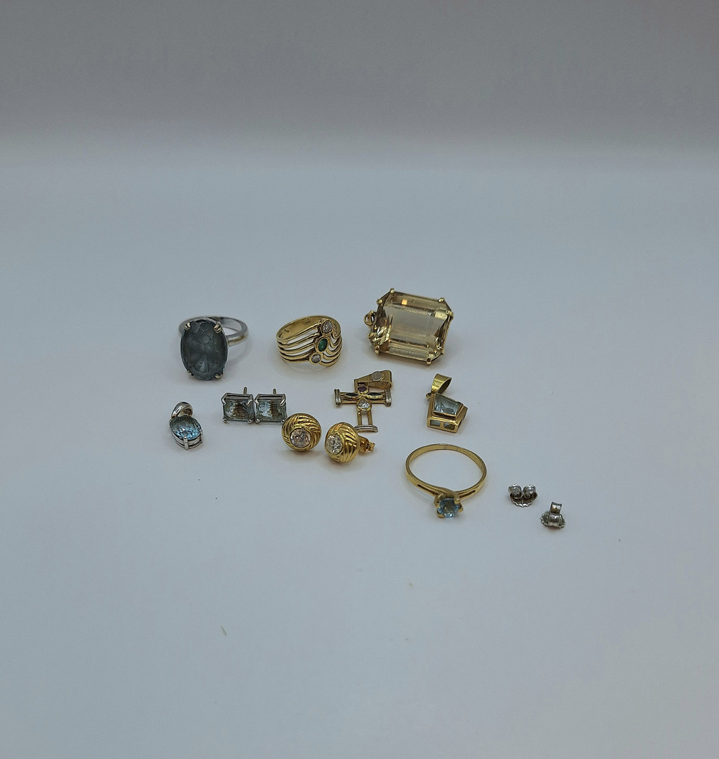 Vari oggetti oro pietre argento
