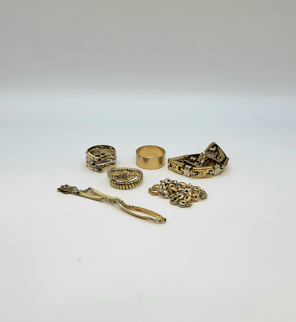 Vari oggetti oro pietre