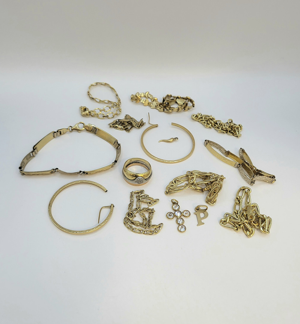 Vari oggetti oro pietre