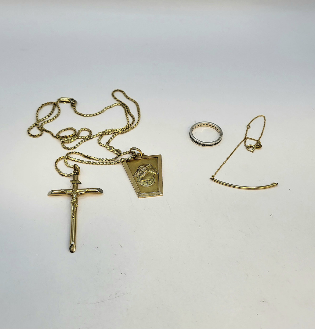 Vari oggetti in oro pietre metallo