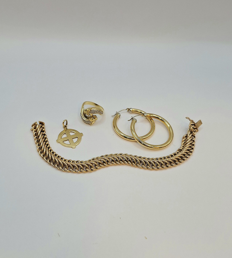 Vari oggetti in oro diamantini