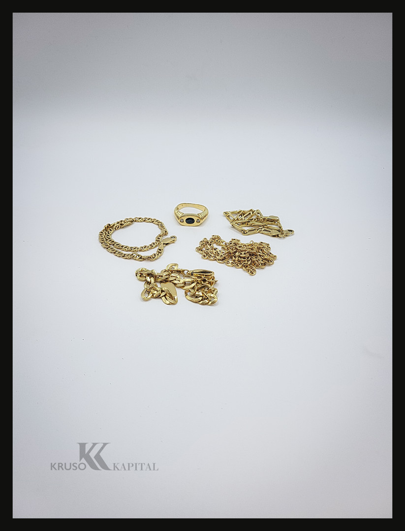 Vari oggetti oro diamanti pietra