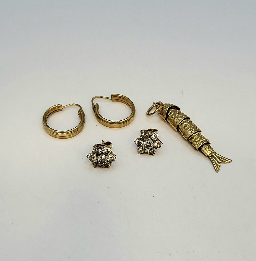 Due paia orecchini e ciondolo oro pietre