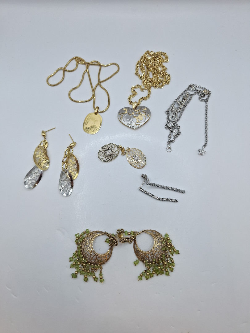 Vari oggetti in oro pietre diamantini