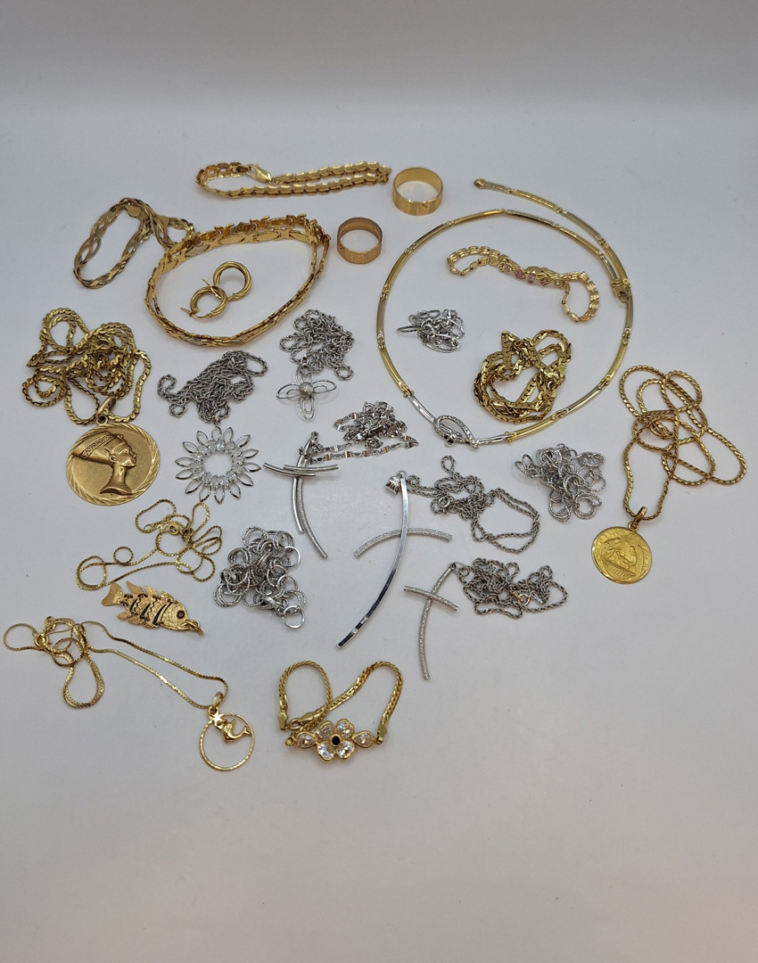 Vari oggetti oro pietre smalti