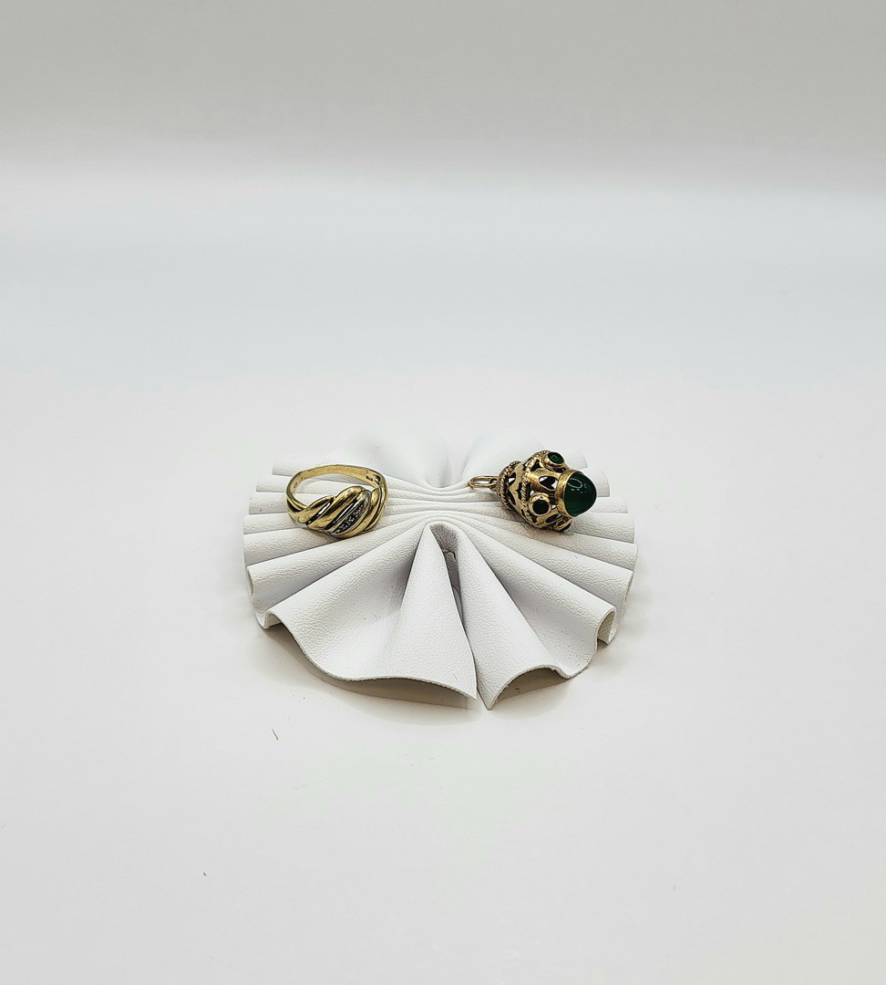 Anello e ciondolo oro pietre