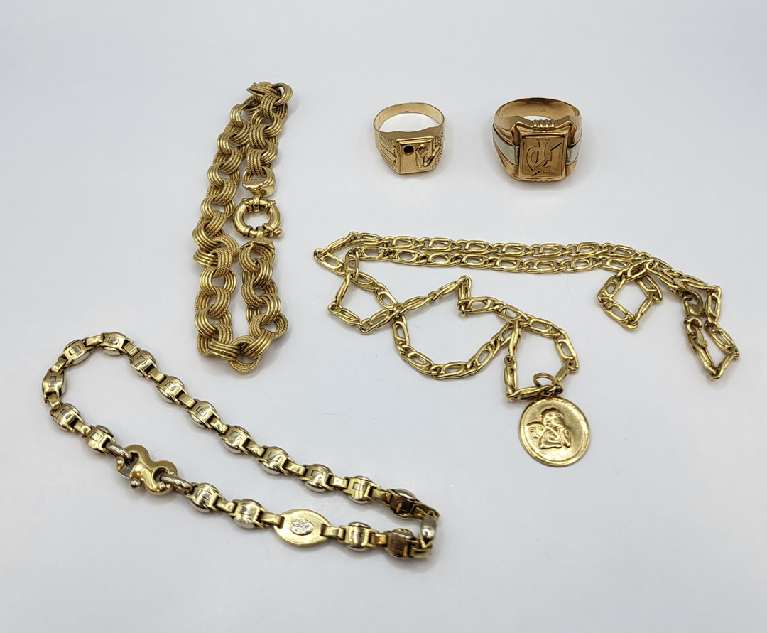 Vari oggetti oro pietra