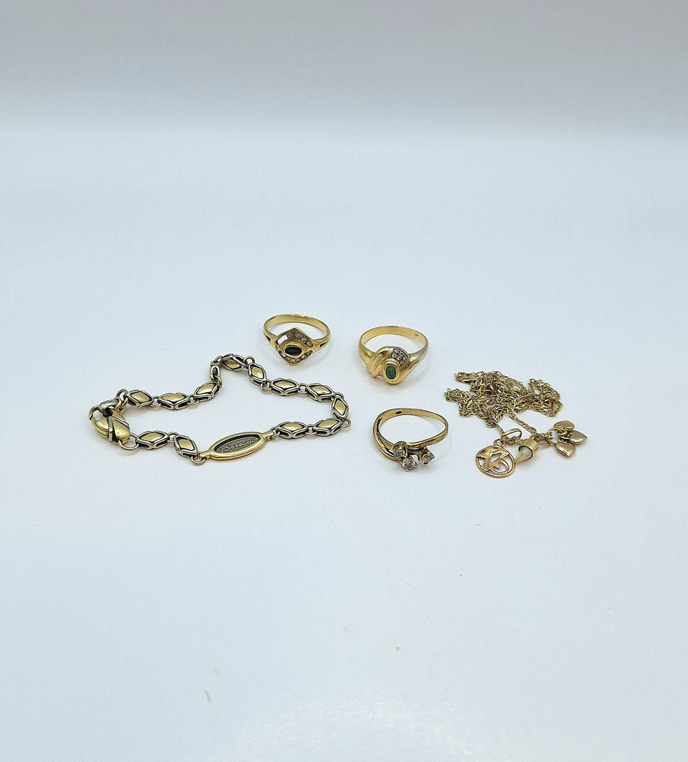 Vari oggetti in oro pietre 