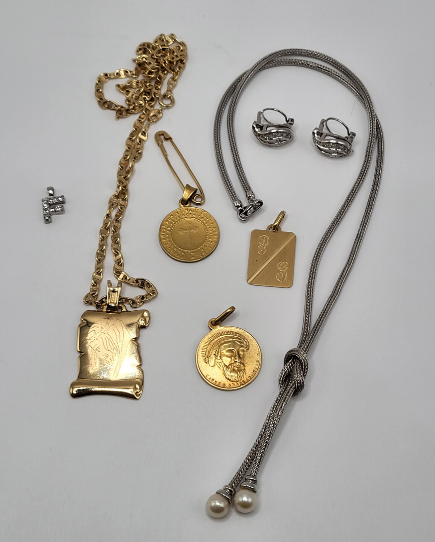Vari oggetti in oro argento diamantini pietre perle