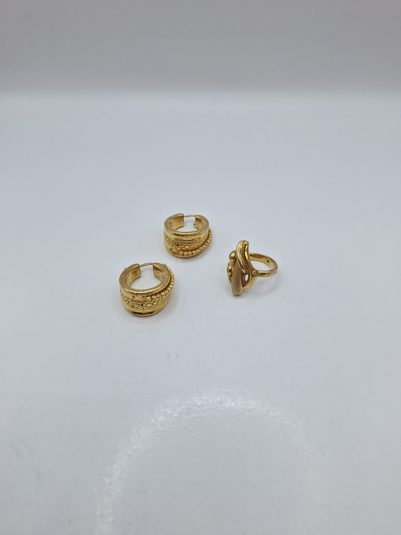 Un paio di orecchini e anello oro