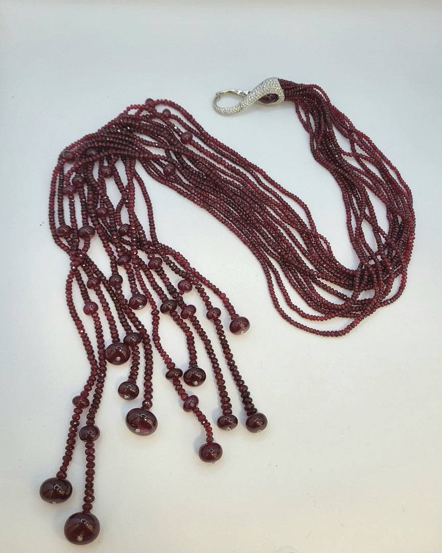 Collana pietre con chiusura in oro e diamanti 