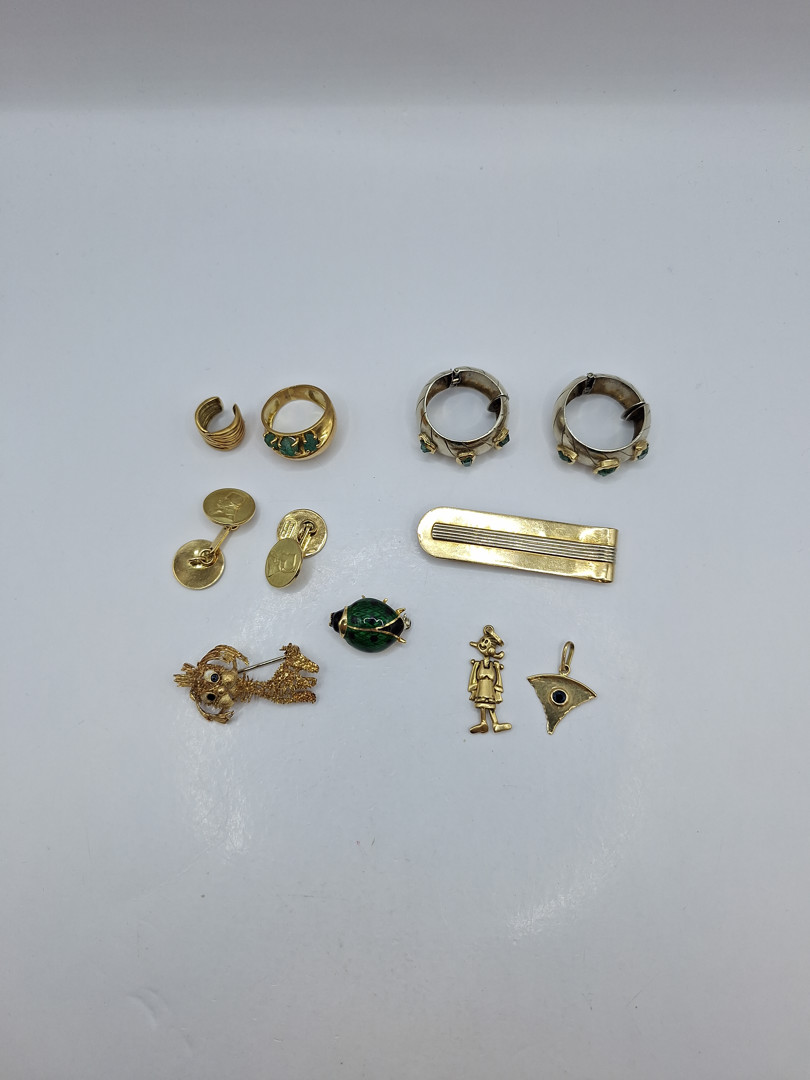 Vari oggetti in oro pietre