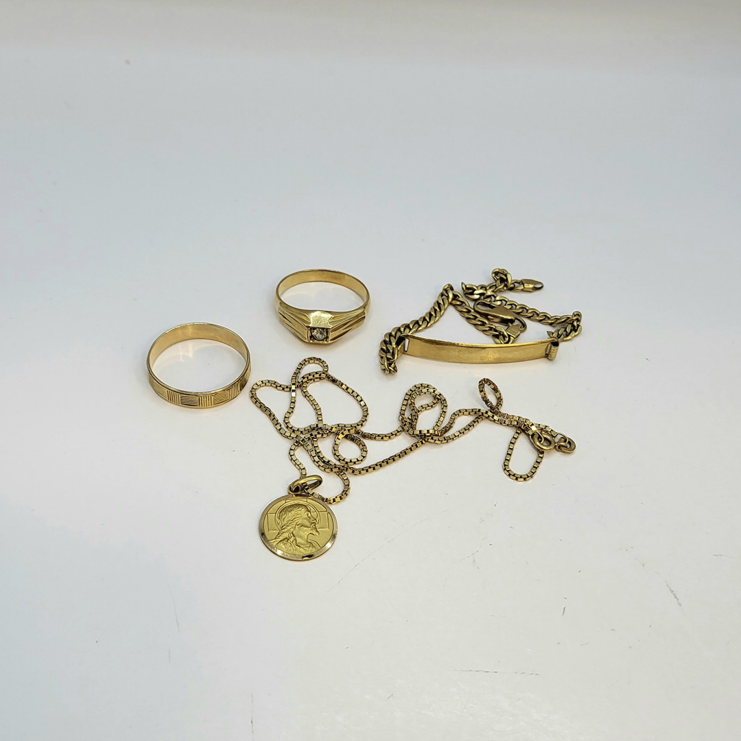 Vari oggetti oro pietra