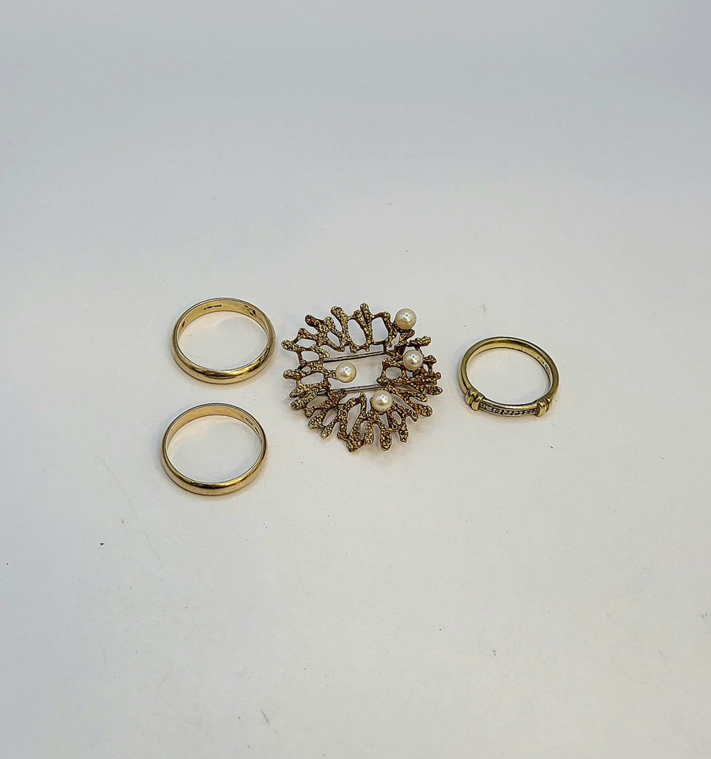 Spilla e tre anelli oro diamanti madreperla 