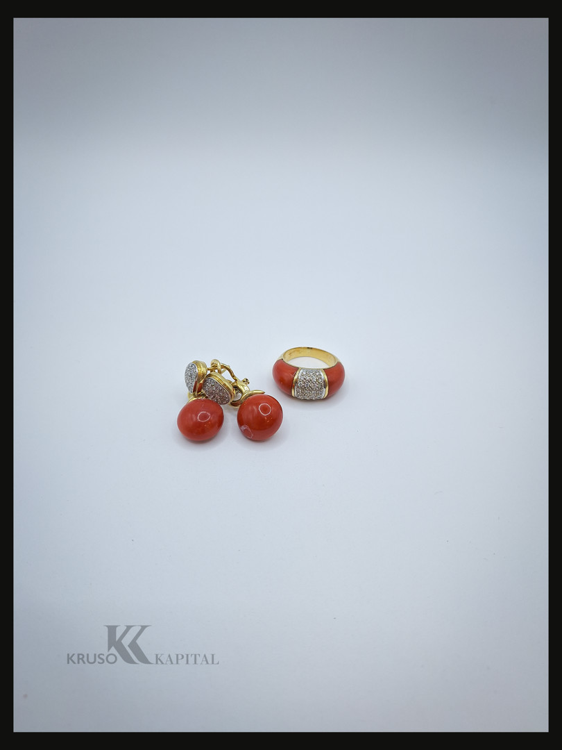 Anello e un paio di orecchini oro coralli diamanti