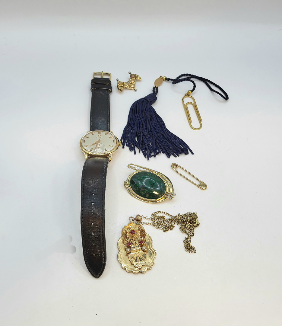 Vari oggetti oro pietre