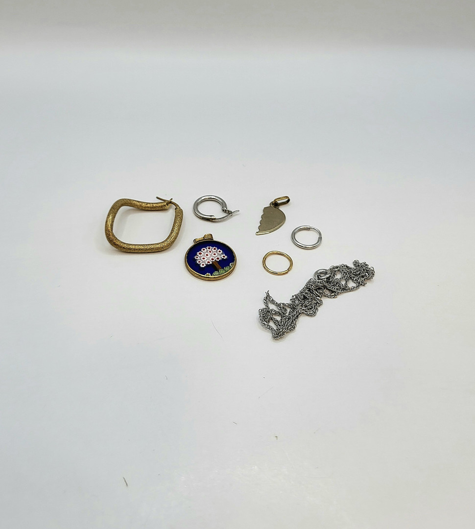 Vari oggetti oro vetro metallo