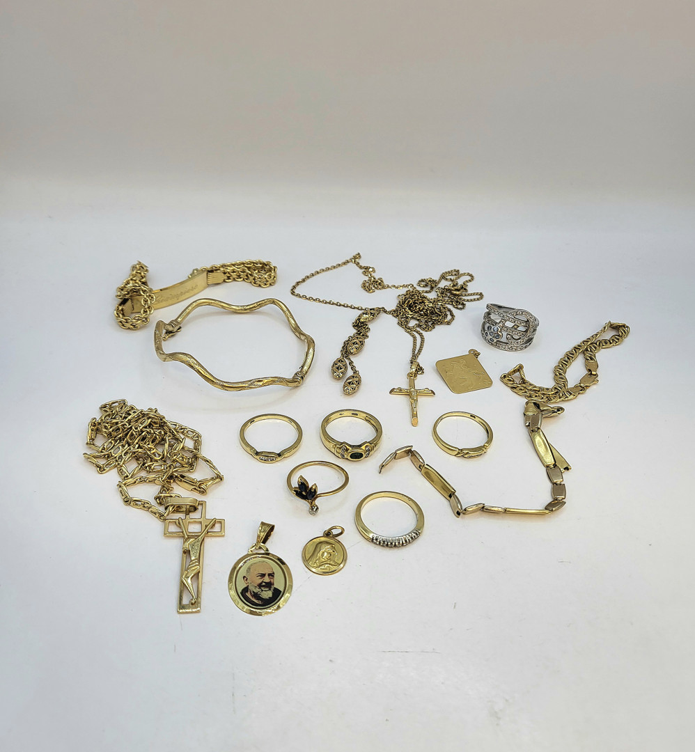 Vari oggetti oro diamanti pietre