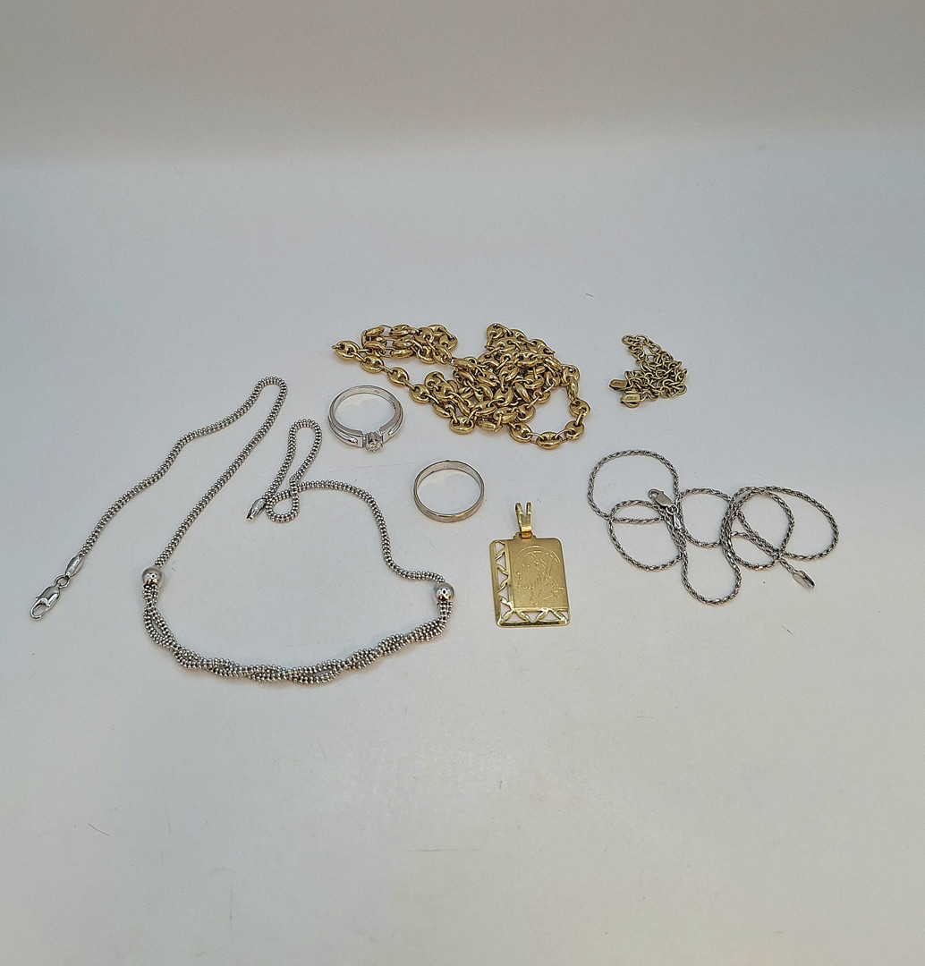 Vari oggetti in oro diamante
