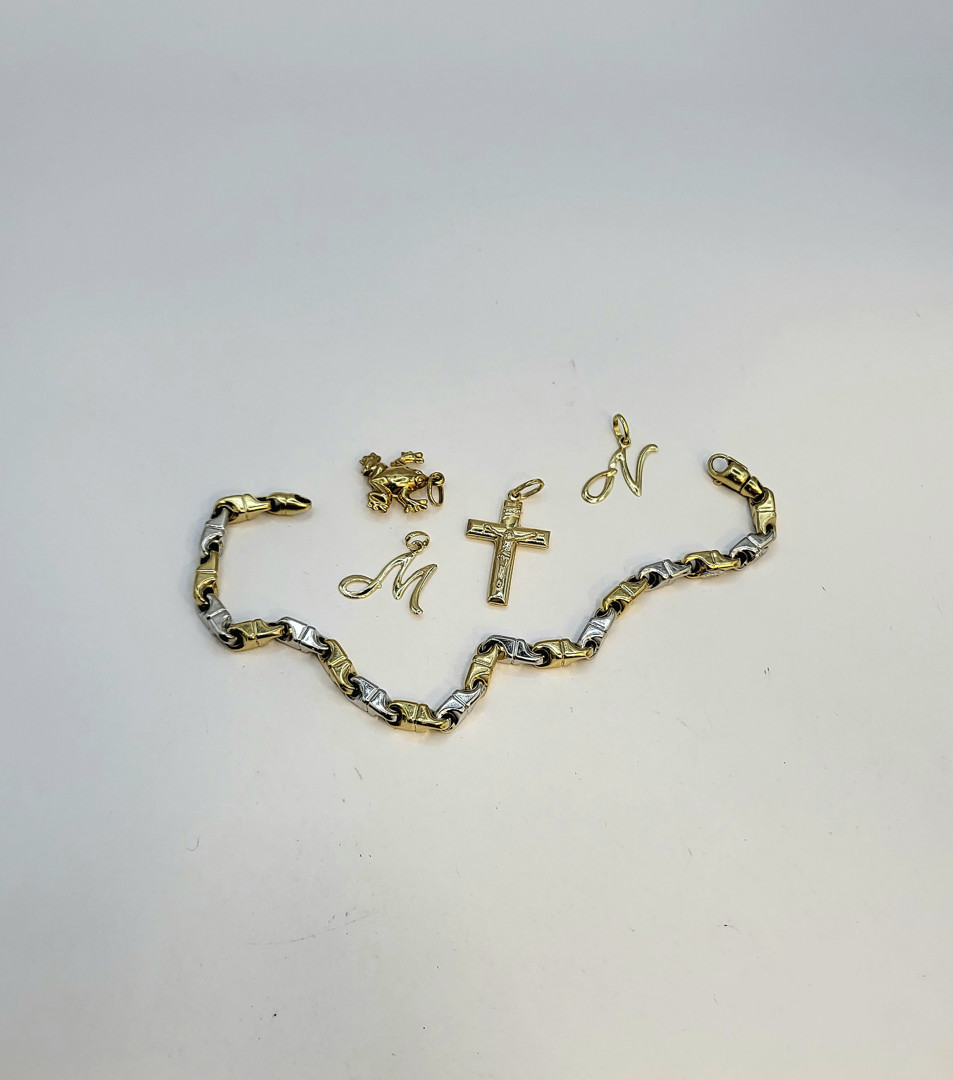 Bracciale e quattro ciondoli oro 