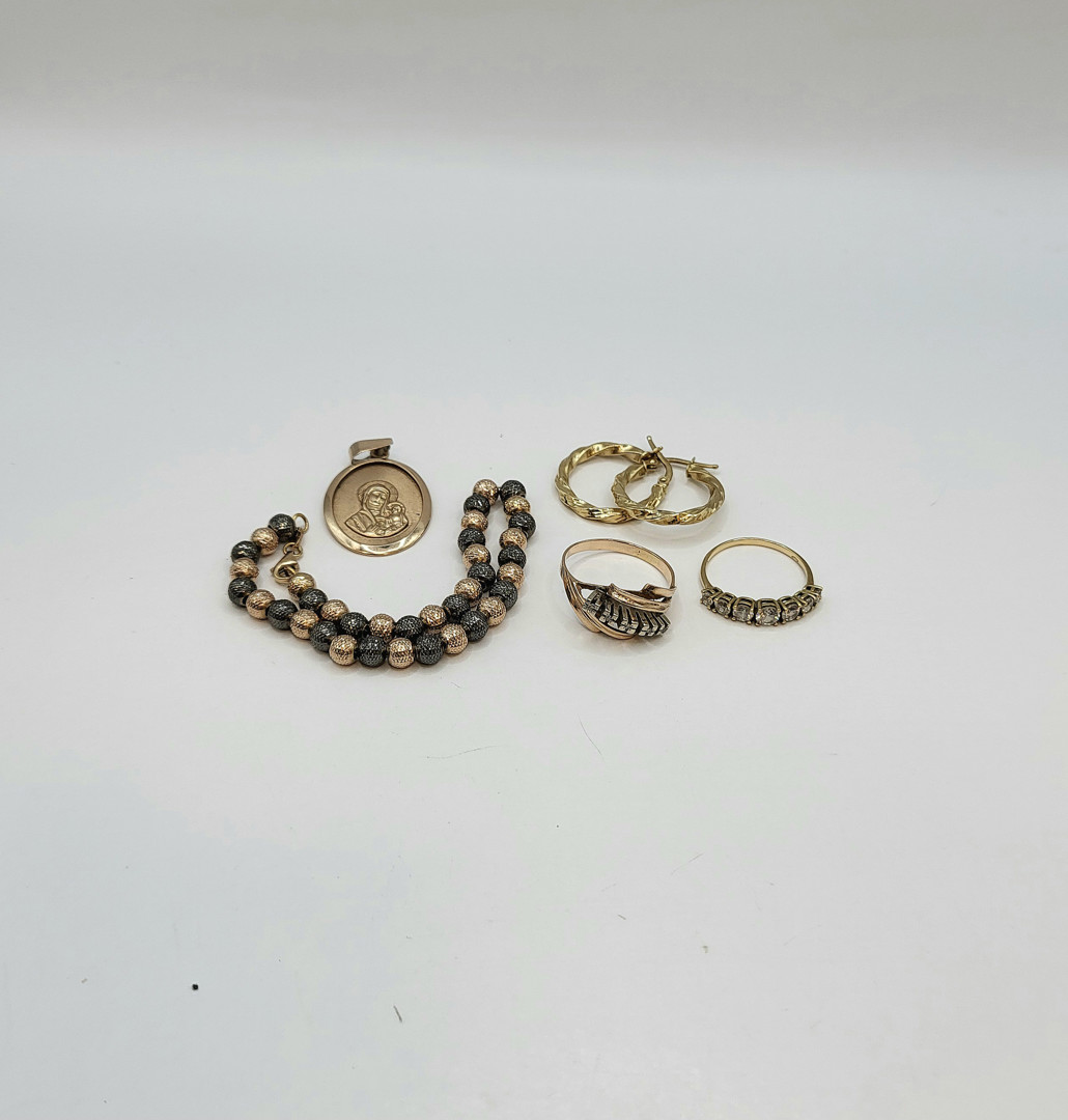 Vari oggetti in oro pietre diamantini 