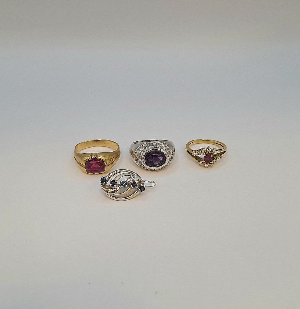 Tre anelli e pezzo oro pietre