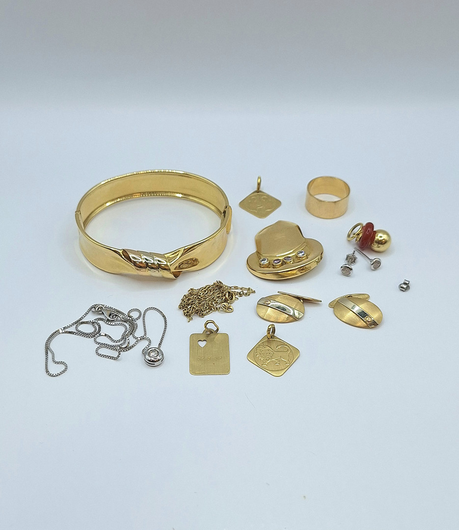 Vari oggetti in oro pietre argento