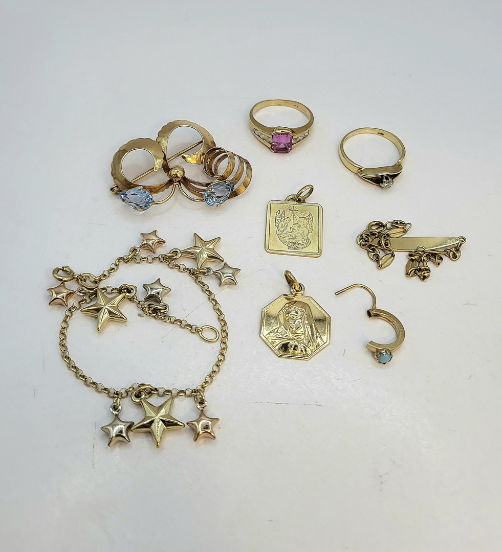 Vari oggetti oro pietre diamantino