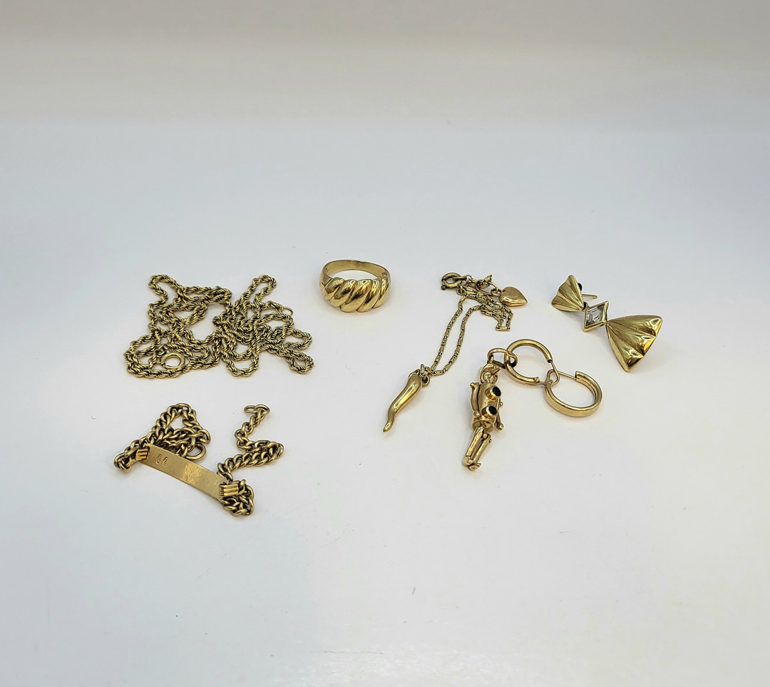 Vari oggetti oro pietre