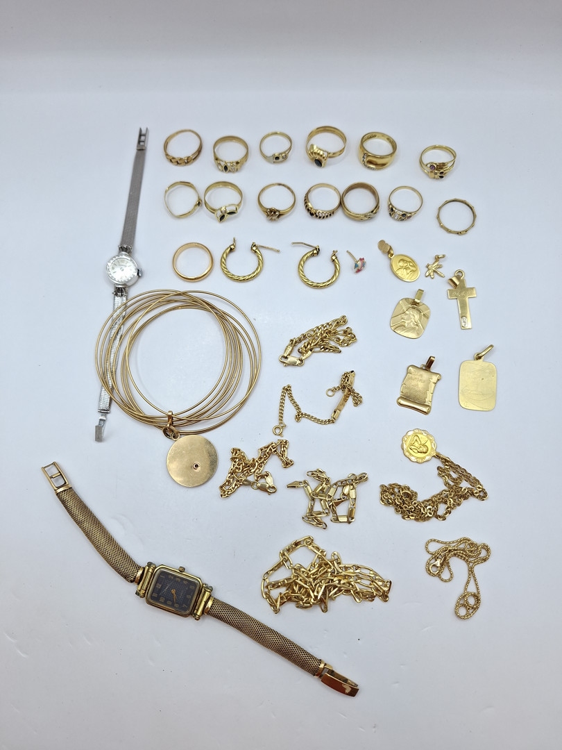 Vari oggetti in oro pietre diamantini 