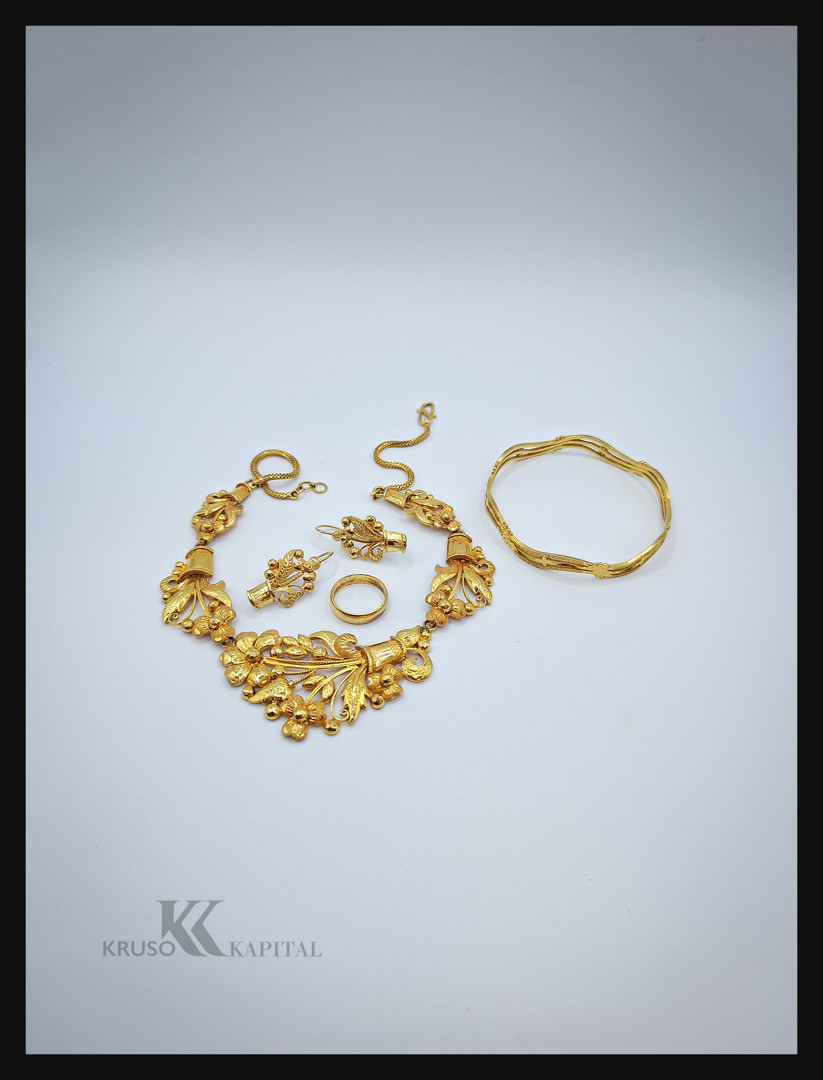 Collana bracciale anello un paio di orecchini oro