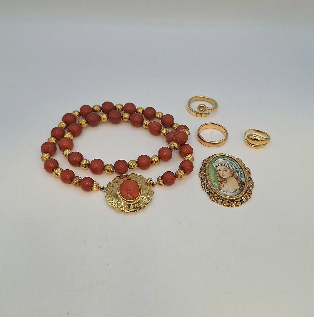 Vari oggetti oro pietre smalti diamantini coralli