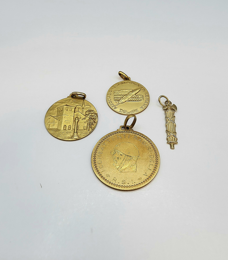 Quattro ciondoli oro