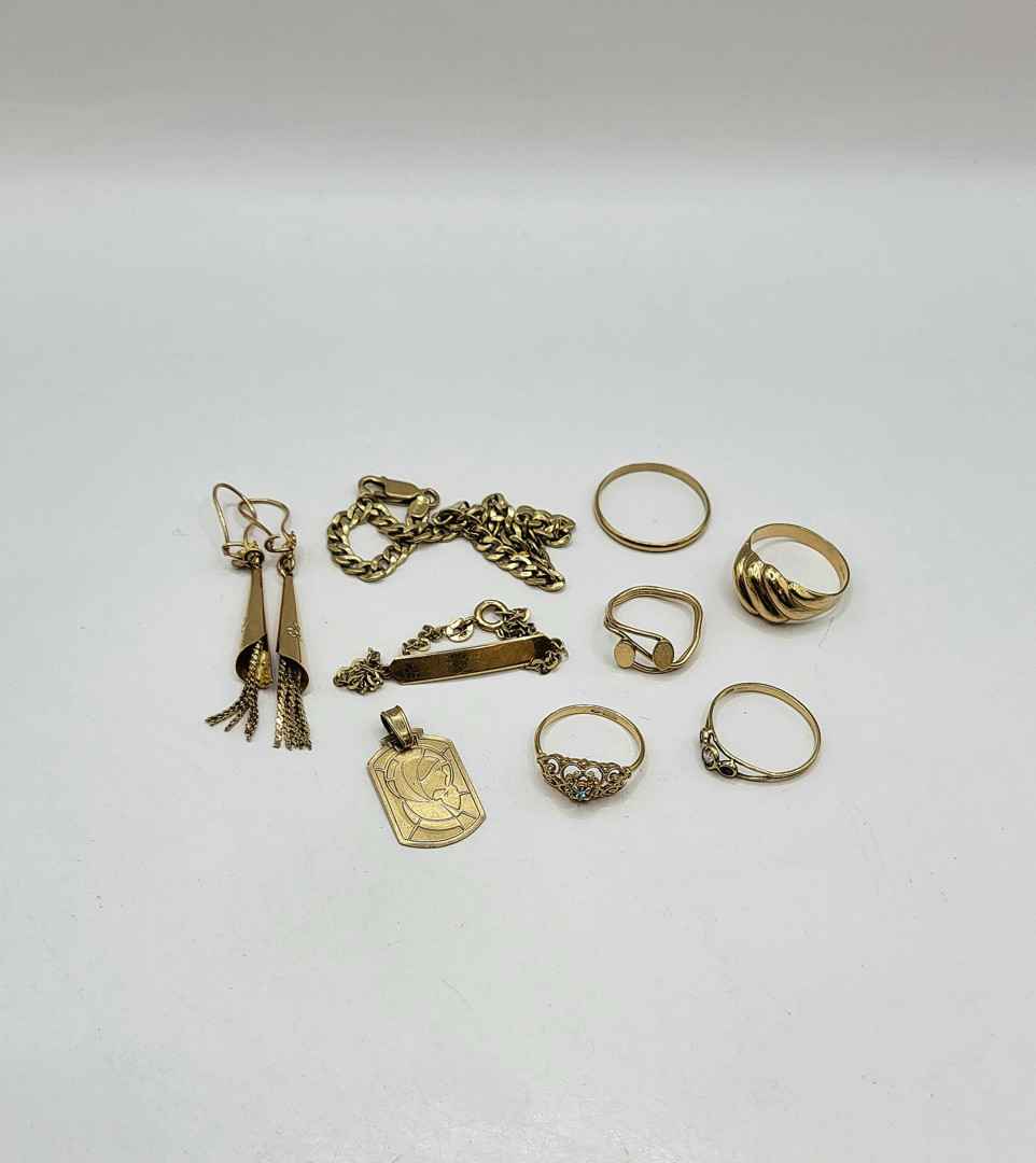 Vari oggetti oro pietre