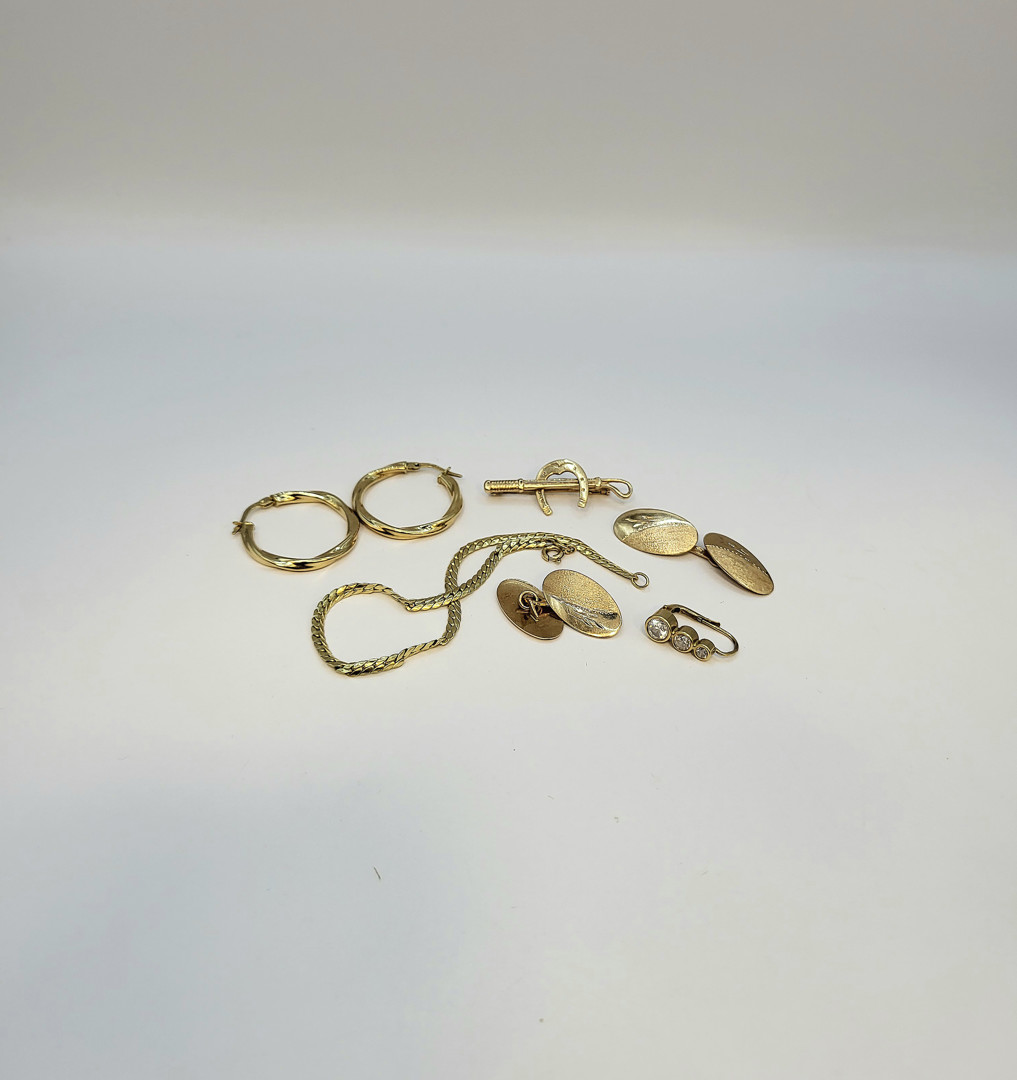 Vari oggetti oro pietre