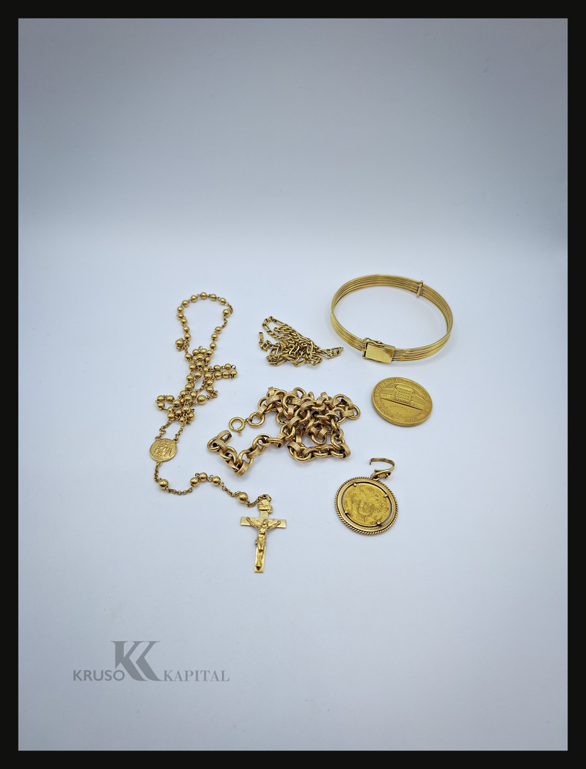 Vari oggetti in oro