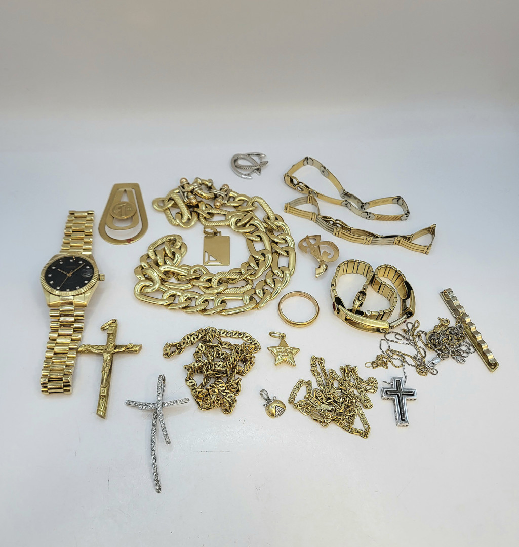 Vari oggetti oro pietre