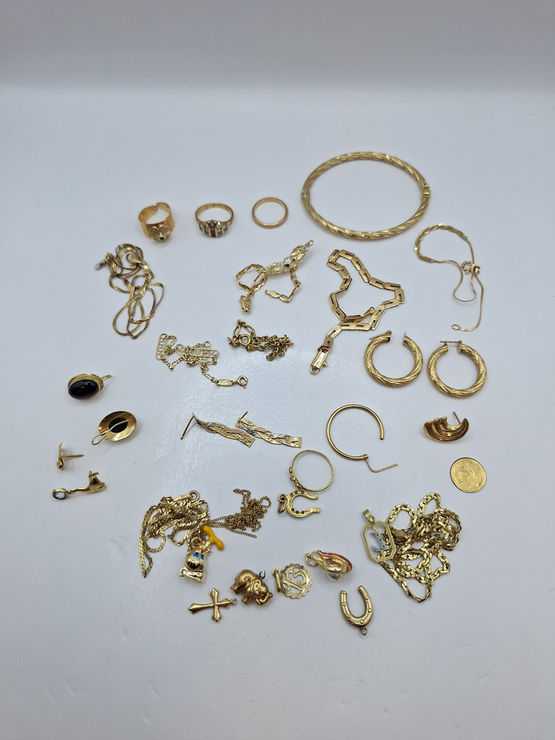 Vari oggetti in oro pietre