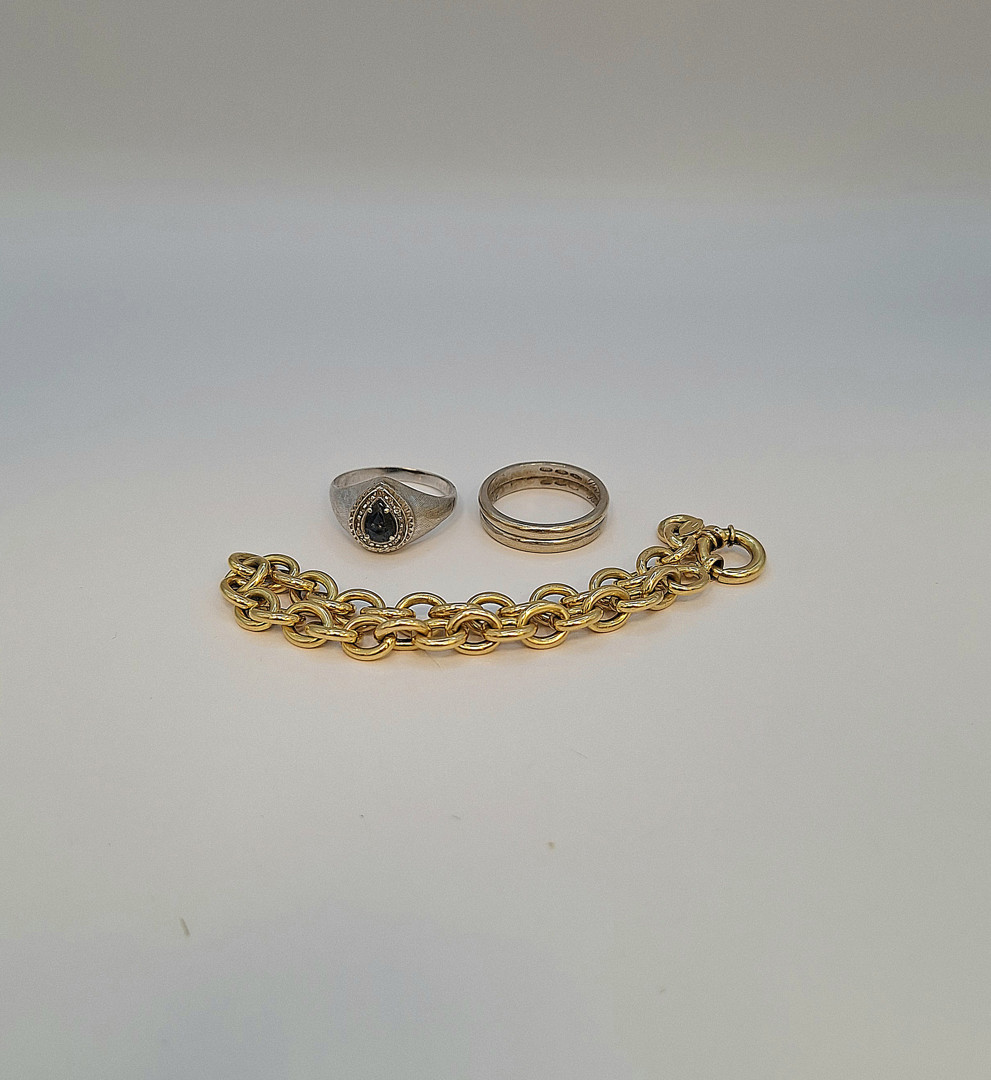 Bracciale e due anelli oro pietre