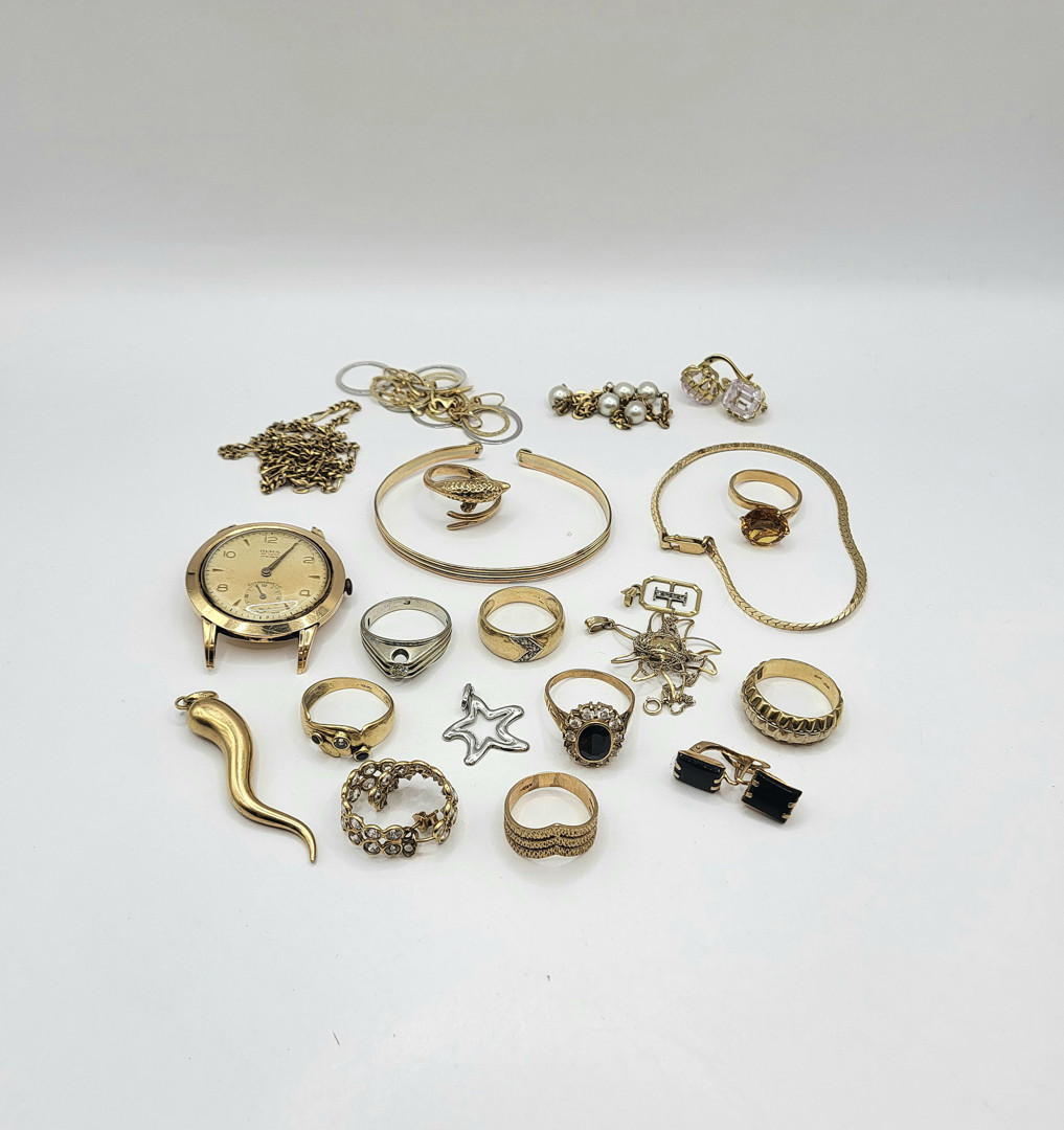 Vari oggetti oro pietre diamantino perle